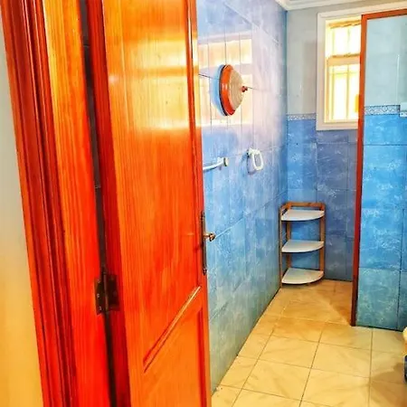 Tropical Oasis Retreat: Hot Tub, Garden, And Proximity