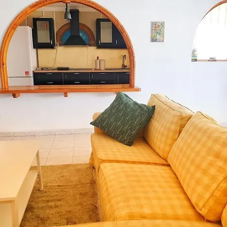 Apartment Tropical Oasis Retreat: Hot Tub, Garden, And Proximity *