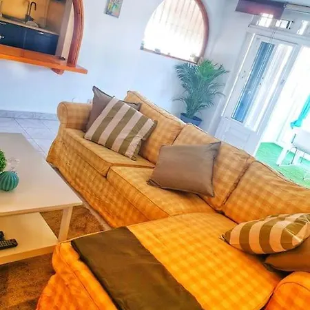 Apartment Tropical Oasis Retreat: Hot Tub, Garden, And Proximity