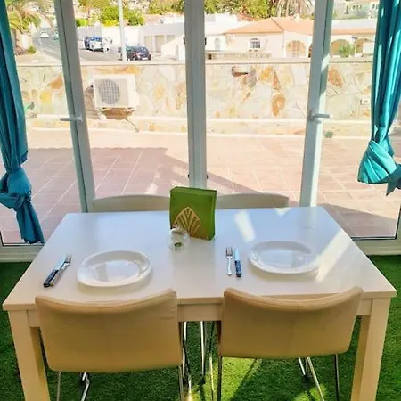 Tropical Oasis Retreat: Hot Tub, Garden, And Proximity