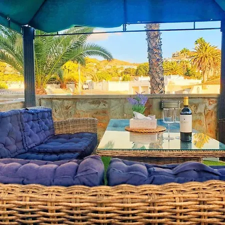Apartment Tropical Oasis Retreat: Hot Tub, Garden, And Proximity
