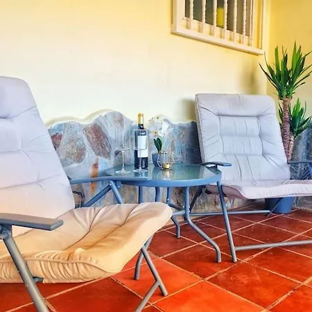 Apartment Tropical Oasis Retreat: Hot Tub, Garden, And Proximity *
