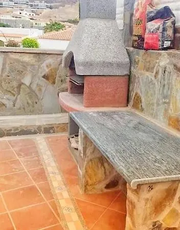 The Perfect Place To Relax Bedroom With Hot Tub, Beautiful Tropical Garden Area. Bbq And Big Open Spaces Through The House.it Is Located In A Quiet Place, But Still 5 Min Away From The Touristic Puerto Rico And Walking Distance From The Lägenhet Mogán